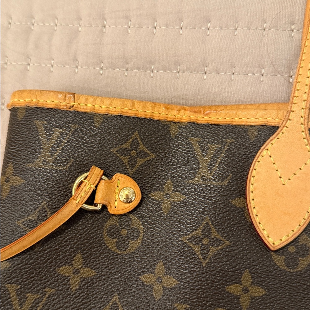 Authentic Louis Vuitton never full monogram MM - Picture 9 of 17